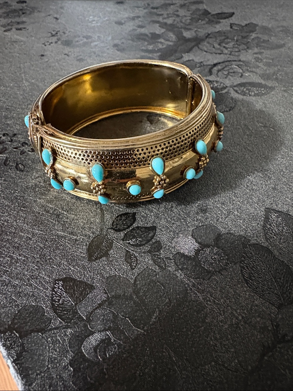 VINTAGE GOLD-TONE TURQUOISE CABACHONS HINGED BANGLE 7" BRACELET